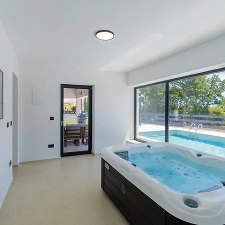 Coriticum With Pool And Indoor Jacuzzi *