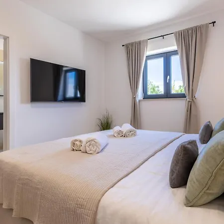 Villa Coriticum With Pool And Indoor Jacuzzi