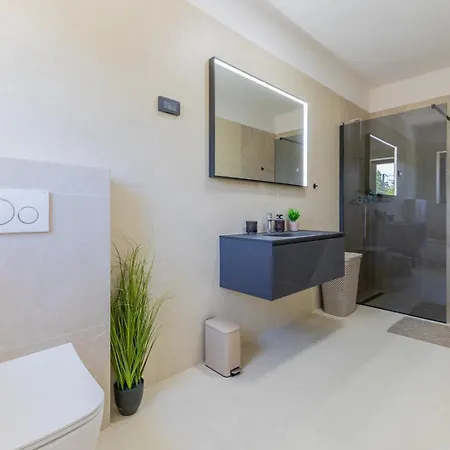 Villa Coriticum With Pool And Indoor Jacuzzi