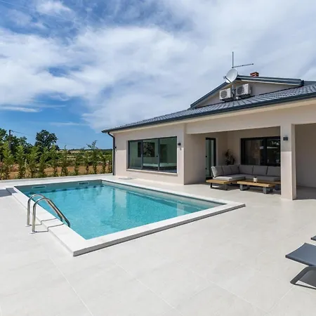 Coriticum With Pool And Indoor Jacuzzi Kringa