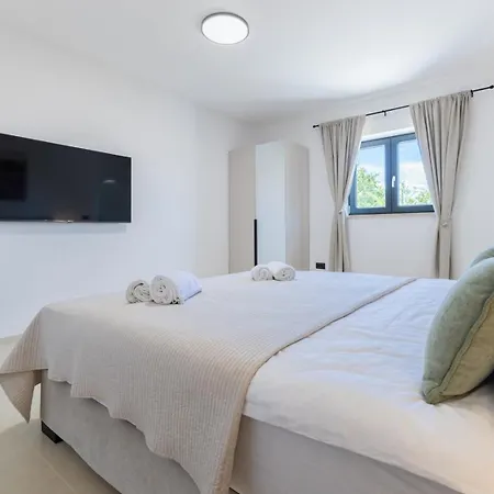 Coriticum With Pool And Indoor Jacuzzi Kringa