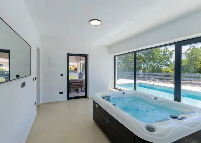 Coriticum With Pool And Indoor Jacuzzi *
