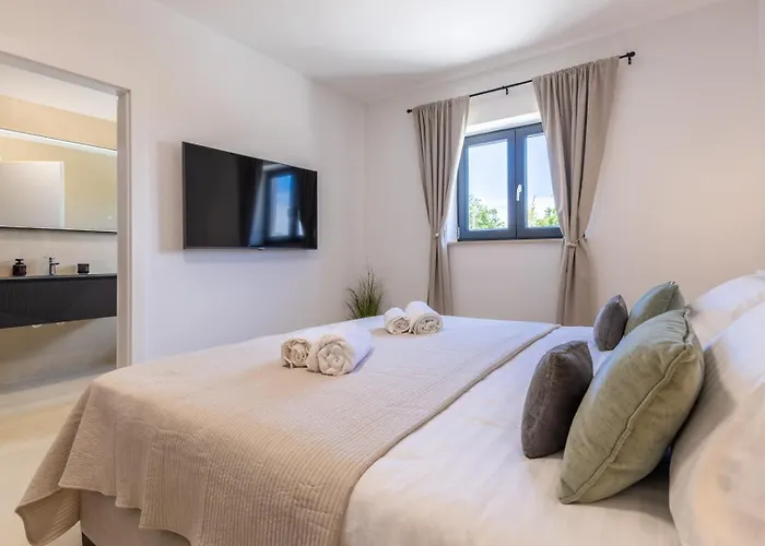 Villa Coriticum With Pool And Indoor Jacuzzi