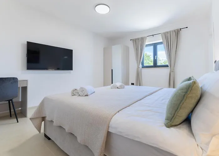 Coriticum With Pool And Indoor Jacuzzi Kringa